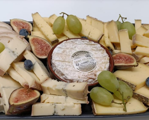 plateaux de fromages et de charcuterie